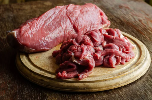 Trozos Carne Cruda Una Tabla Cortar Redonda Trozos Enteros Lomo — Foto de Stock