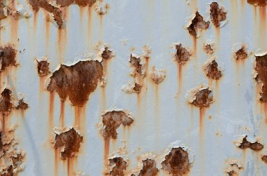 Boyalı metal duvardaki ter ve pas lekeleri. Şişmiş kabuk soyulmuş çatlak boya. Aşınmış metal arkaplan.
