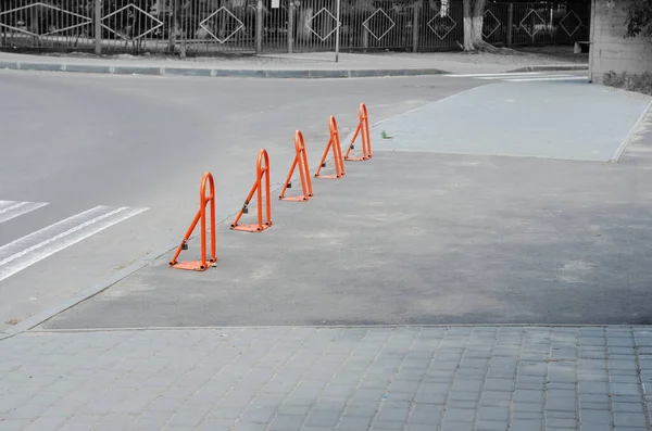 Sorban Parkolási Korlátok Narancssárga Fém Összecsukható Akadály Járdán Nappal — Stock Fotó