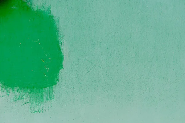 B左側に緑色の汚れのある薄緑色の金属製の壁 垂直面を通して示すラスト 要旨の背景 — ストック写真