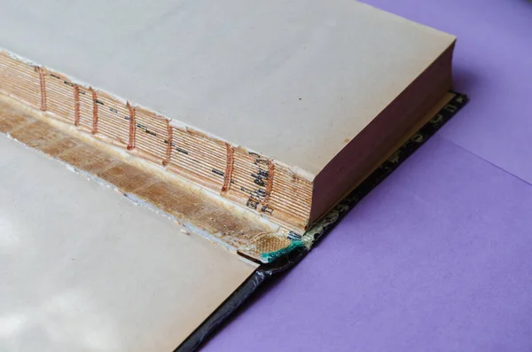 Een Oud Gescheurd Boek Close Open Boek Flyleaf Hardcover Boeken — Stockfoto