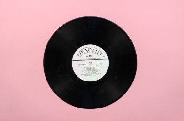 Ünlü Kemancılar Serisi 'nden Yasha Heifetz plağı. Dünyaca ünlü Amerikalı müzisyenin müzik eserleri koleksiyonu. Kayıt Melodia, 1980 'ler. Odessa, Ukrayna - 04 26 2021