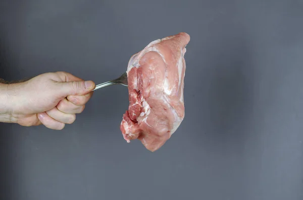 Mão Segura Carne Crua Porco Cinza Homem Adulto Está Amarrando — Fotografia de Stock