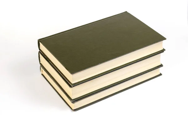 Drie Groene Hardcover Boeken Een Witte Achtergrond Een Stapel Gesloten — Stockfoto