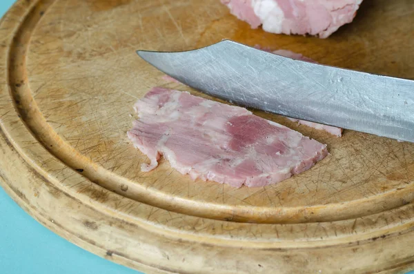 Coltello Taglia Una Fetta Prosciutto Tagliato Casa Con Aglio Sale — Foto Stock