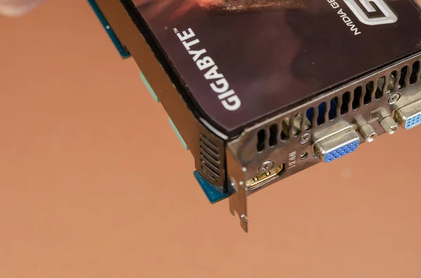 Značka Grafické Karty Gigabyte Nvidia Geforce Hnědém Pozadí Dusty Počítačové — Stock fotografie