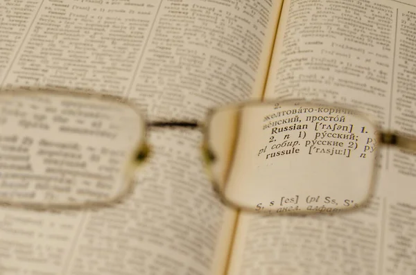 Copos Leitura Livro Aberto Close Dicionário Russo Inglês Antigo Foco — Fotografia de Stock