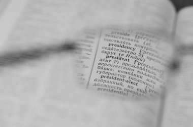 Okuma gözlükleri ve yakın plan açık bir kitap. Eski Rusça-İngilizce Sözlük. 