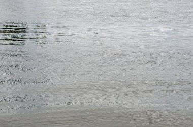 Nehir dokusu. Suyun yüzeyinde dalgalar var..