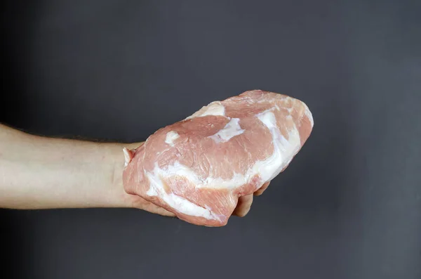 Mão Segura Carne Crua Porco Cinza Homem Adulto Pedaço Presunto — Fotografia de Stock