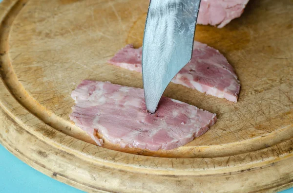 후추와 잘게썬 조각을 꿰뚫는다 케이싱 맛있는 돼지고기 햄입니다 집에서 수있는 — 스톡 사진