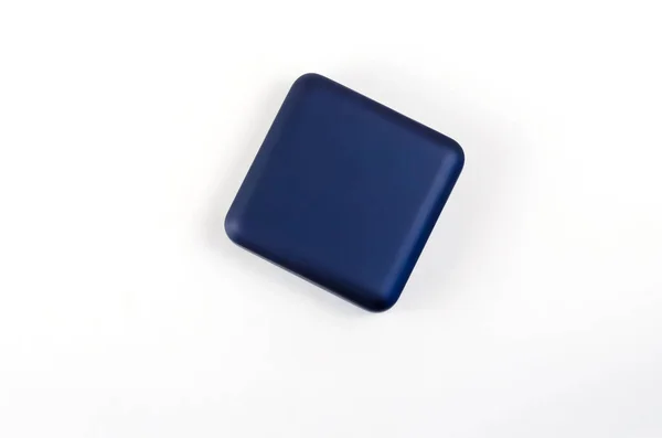 白色背景的小方形塑料礼品盒 装有戒指 袖扣和其他珠宝的闭锁蓝色盒子 — 图库照片