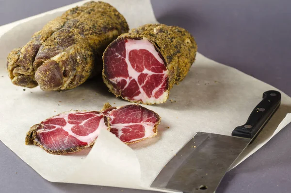 파파야 양피지에 식욕을 돋구는 돼지고기 수있는 향내는 돼지고기를 양념에 넣는다 — 스톡 사진