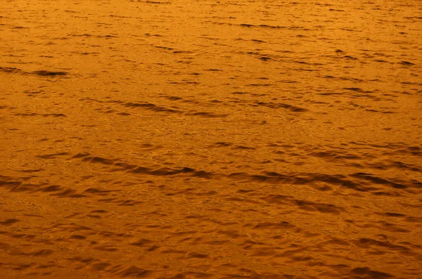 Tengervíz Textúrája Napnyugtakor Vagy Napkeltekor Narancs Arany Fény Víz Felszínén — Stock Fotó