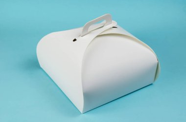 Paket yemek. Beyaz Kağıt Kek ya da açık mavi arka planda Beslenme Kutusu. Kullanışlı tutacaklarla kapatılmış Kraft paketlemesi.