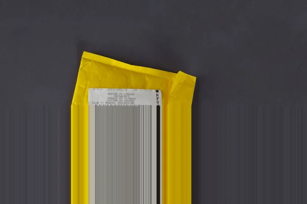 Egy Sárga Postatáska Amin Áll Hogy Visszatérítés Kézbesítetlen Csomag Szürke — Stock Fotó