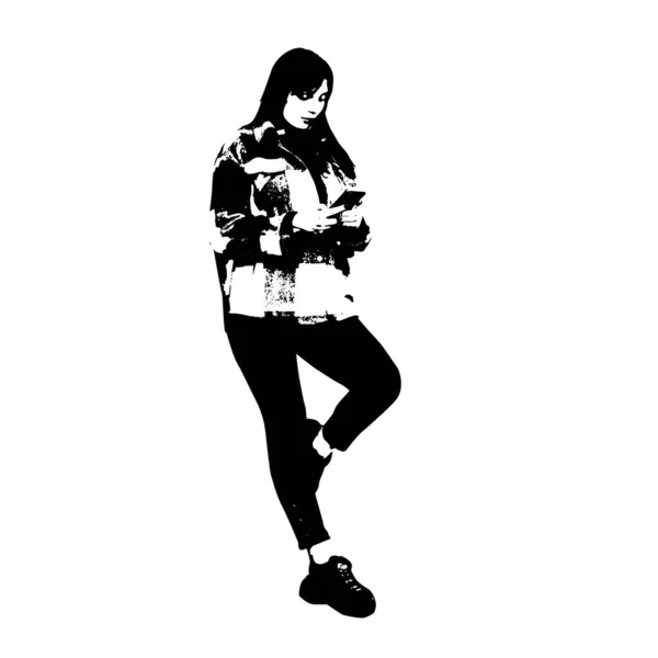 一个性感的年轻女子靠在墙上的黑白照片 这个女人单腿站立 用她的智能手机输入一条信息 矢量说明 — 图库矢量图片
