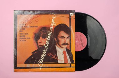 Popüler Sovyet şarkılarından plaklar. Şarkılar besteci Igor Nikolayev Alla Pugacheva tarafından seslendirildi. Kayıt Melodia, 1986. A kenarı Odessa, Ukrayna - 26 Nisan 2021.