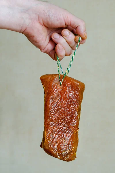 Szójaszószban Pácolt Sertéshús Fűszerek Lógnak Egy Kötélen Kézben Egy Nagy — Stock Fotó
