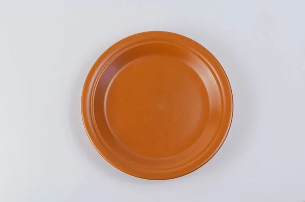 白い背景に茶色い丸みを帯びた粘土板 焼成粘土で作られた台所用品 トップ表示 — ストック写真