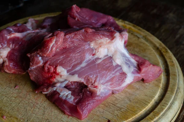Trozo Carne Cruda Tabla Cortar Madera Trozo Carne Entera Primer — Foto de Stock