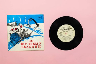 Pike 'ın emriyle Çocuk Masalı' nda 7 inçlik plak kaydı. Sihirli balık yakalayan tembel aptal Emelya 'nın Rus halk hikâyesi. Kayıt Melodia, 1977. A kenarı Odessa, Ukrayna - 26 Nisan 2021.