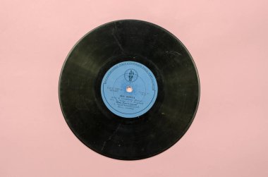 Ünlü Sovyet pop şarkıcısı Maya Kristalinskaya ile plak albümü. 