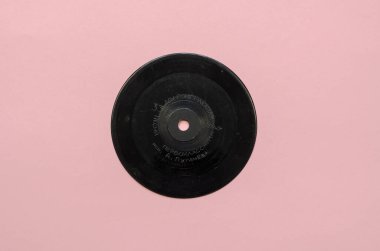 Alla Pugacheva 'nın şarkısıyla gramofon albümü hediye. Ünlü Sovyet şarkıcı Pervoklassnik 'i seslendirmektedir. Odessa, Ukrayna - 26 Nisan 2021.
