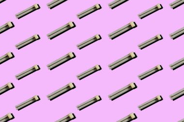 Renkli arka planda tekrar tekrar yanan elektrik lambaları. Eski floresan lambalar. Çöp öğütücü.