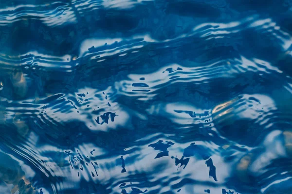 Átlátszó Vízfolyás Kék Ellen Vízfelszín Hullámokkal Hullámokkal Édesvízi Textúra Befelé — Stock Fotó