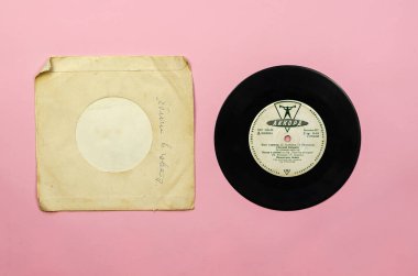 Popüler Sovyet şarkılarının eski gramofon kaydı. Leningrad 'daki Akkord fabrikasından 8 inçlik vinil. Kayıt 1956-1958 arasında. B kenarı Odessa, Ukrayna - 26 Nisan 2021.