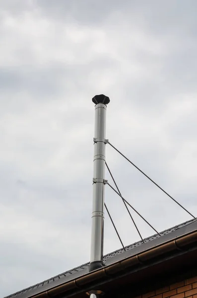 Bulutlu Gökyüzüne Karşı Uzun Gri Metal Baca Kulübenin Konağın Kahverengi — Stok fotoğraf