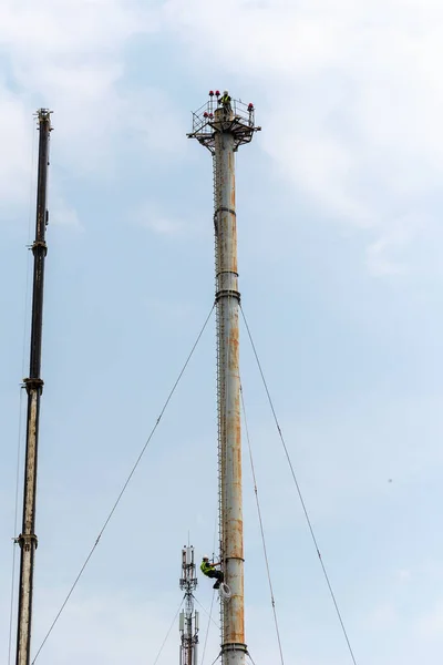 Высокая Труба Подвижный Кран Против Неба Подготовительные Работы Демонтажу Метровой — стоковое фото