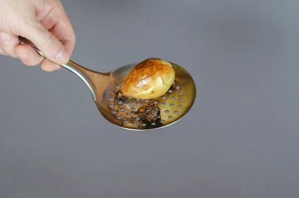 Una Mano Tiene Uno Spiedo Verdure Arrosto Con Siero Una — Foto Stock