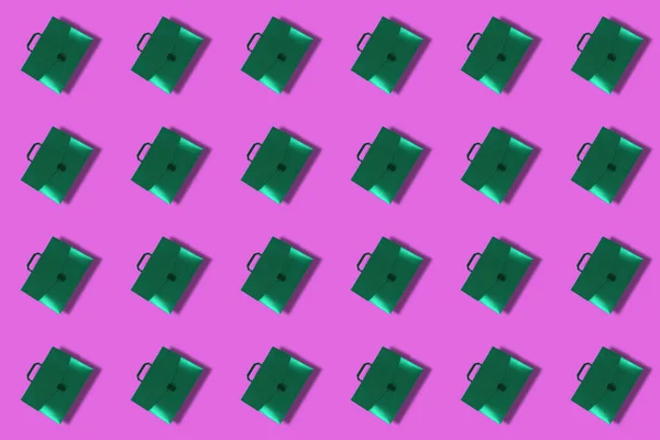 Grüne Aktentaschen Mit Griff Auf Farbigem Hintergrund Geschlossene Kunststoff Aktentaschen — Stockfoto
