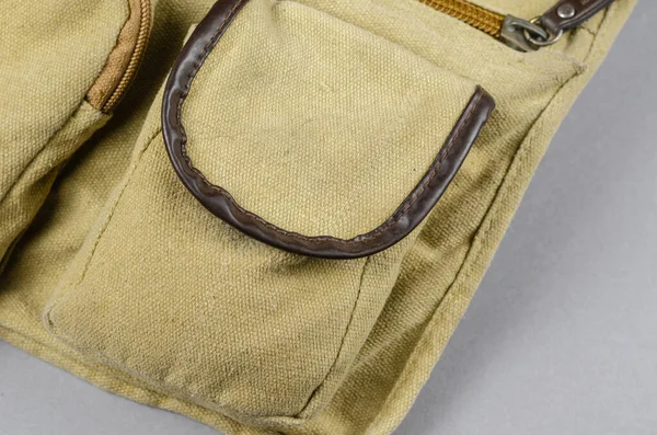 一个灰色背景的肩袋碎片的特写 橄榄色帆布休闲袋与拉链和钩环紧固件 服装配件 — 图库照片
