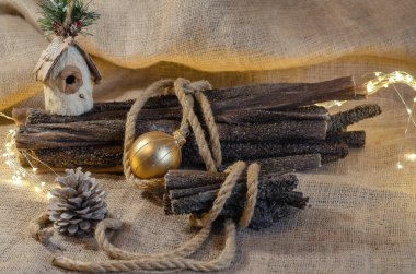 Noel ışıkları, Noel ağacı topları ve çuval bezinde köpek maması. Tatil kompozisyonu. Kurutulmuş sığır eti çubukları. Sığır işkembesi..
