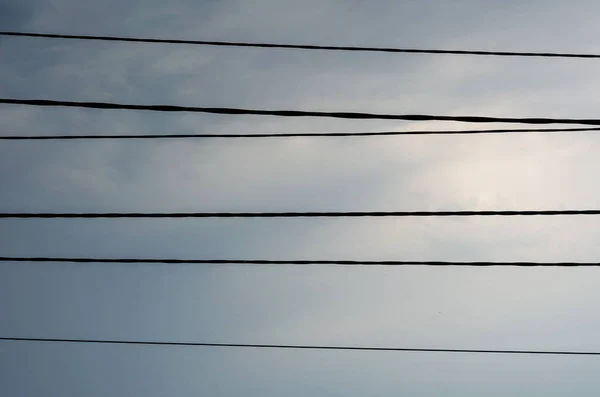 Eine Reihe Elektrischer Drähte Vor Einem Bewölkten Himmel Eine Gruppe — Stockfoto
