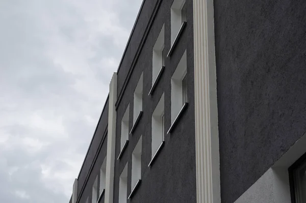 Edificio Gris Oscuro Con Ventanas Blancas Contra Cielo Nublado Repetir — Foto de Stock