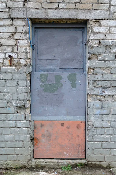 Old Front Door Brick Wall Cracked Front Building Gray Red — Stock fotografie