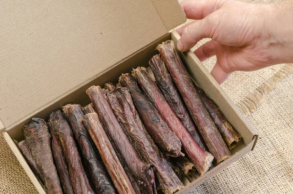 Hand Hält Pappschachtel Mit Hundeleckereien Sticks Von Getrocknetem Rindfleisch Speiseröhre — Stockfoto