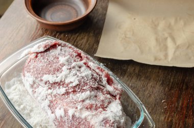 Ev yapımı Capicola (coppa). Kurutulmuş domuz filetosu adım adım tarifi. Adım tuzlama eti. Cam kasede tuzla kaplı çiğ domuz eti. Geleneksel İtalyan mutfağı.