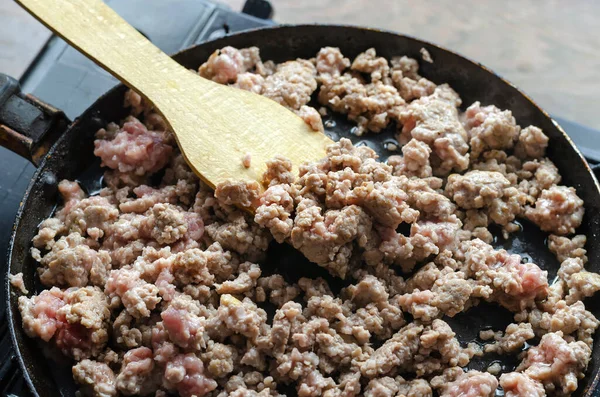 Homem Está Fritar Carne Picada Numa Panela Sua Mão Agita — Fotografia de Stock