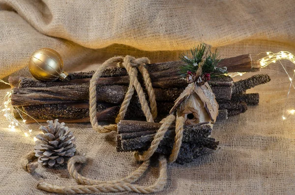 Kerstverlichting Kerstballen Hondensnoepjes Zak Vakantie Compositie Sticks Van Gedroogde Rundvlees — Stockfoto