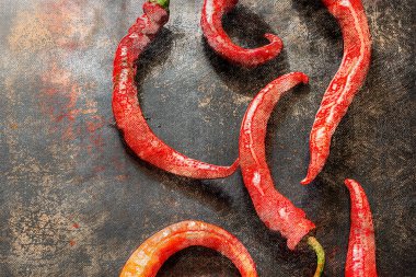 Koyu bir arka planda kırmızı kırmızı kırmızı biber kabukları. Çiftçinin yatağından taze taze taze taze taze sebzeler. Dijital resim. Modern Sanat.