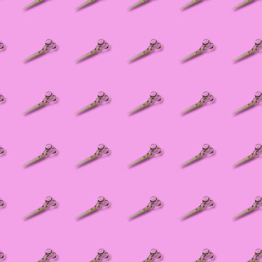 Renkli arka planda tekrarlanan eski terzi makasları. Klasik metal el aletleri. Yapı.