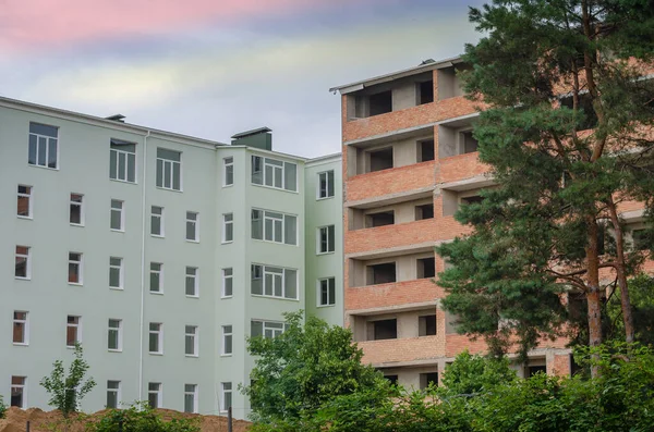 Deux Bâtiments Sur Chantier Une Structure Verte Appartement Brique Rouge — Photo
