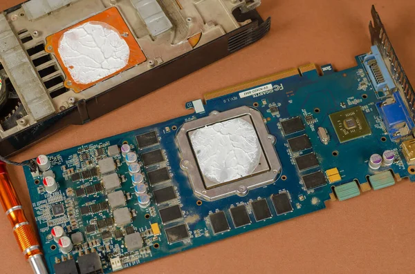 Gabyte Nvidia Geforce的褐色背景图形卡 用新的热糊状材料分解计算机部件 维护计算机概念 2021年5月19日 乌克兰基辅 — 图库照片