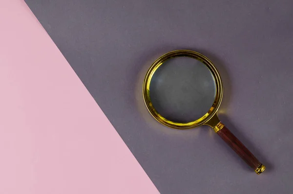 Een Vergrootglas Een Grijs Roze Achtergrond Minimalistische Samenstelling Bovenaanzicht Kopieerruimte — Stockfoto
