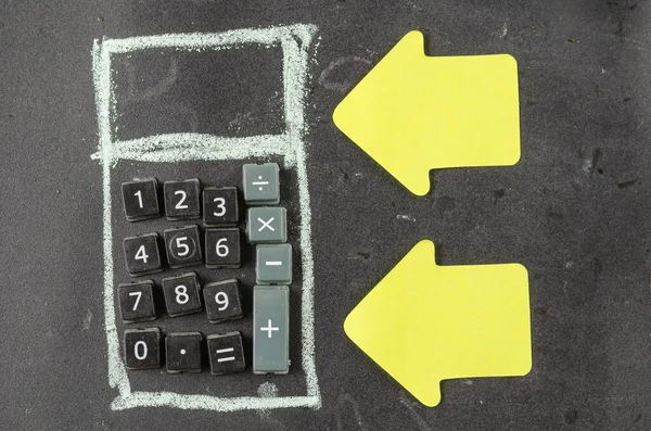 ビジネス 金融の概念 黄色い紙のブックマークと黒板に描かれた計算機 プラスチックボタンで手描きの計算機形状 最上階だ 選択的焦点 — ストック写真